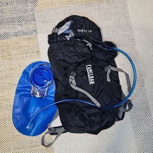 Black CamelBak Arête 18 Hydration Pack with 2L Water Reservoir